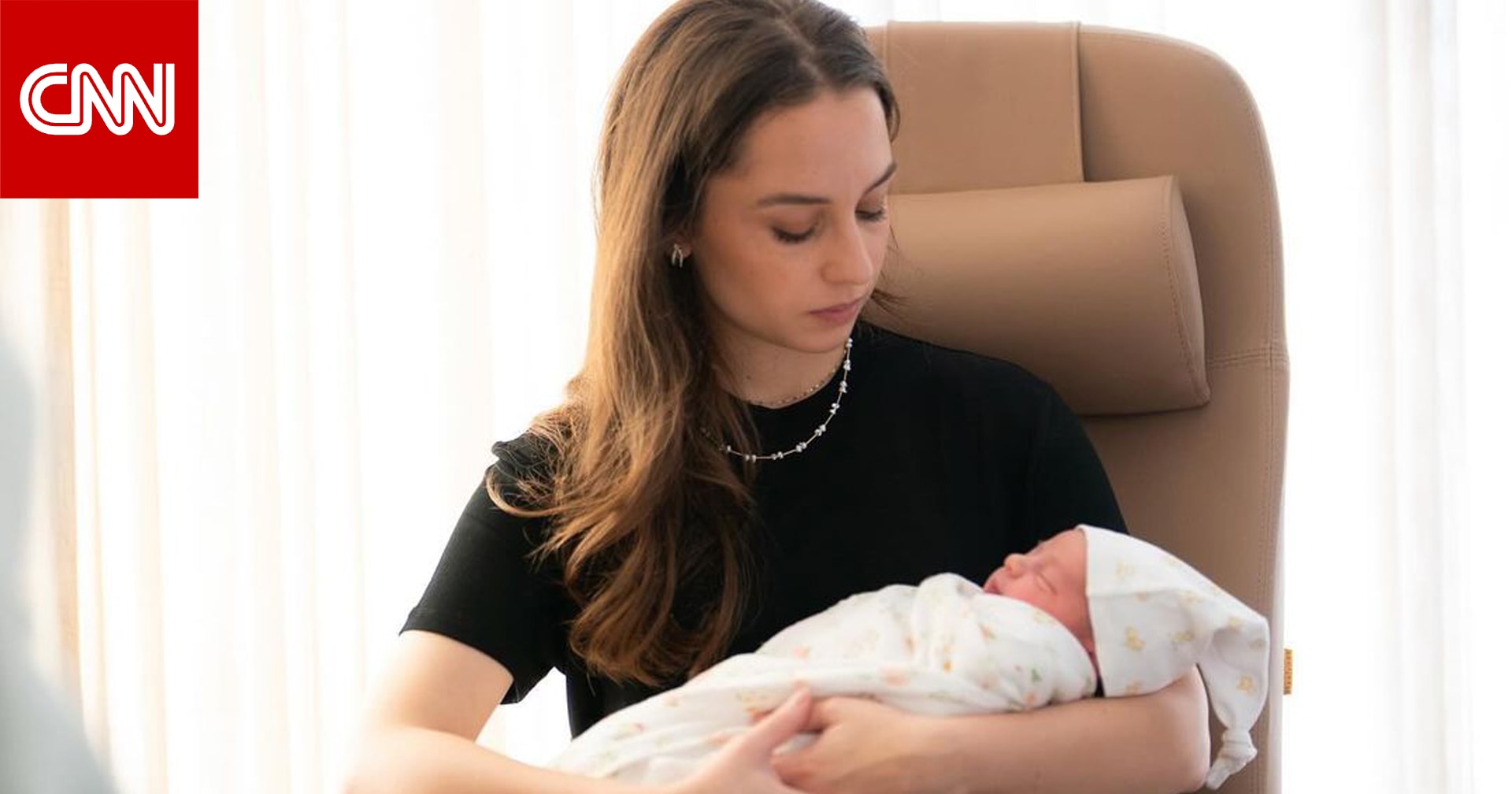 الملكة رانيا تعايد الأميرة إيمان والأمير الحسين يعايدها بصورة مع ابنته التي تحمل اسمها