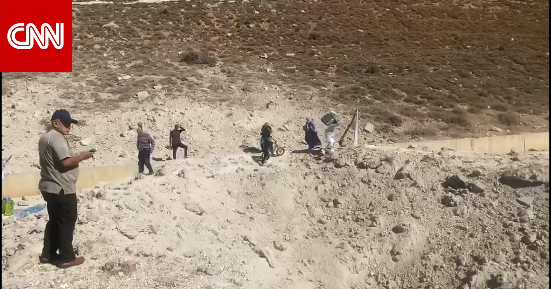 أوقفت حركة المرور على الجانبين.. شاهد آثار الغارة الإسرائيلية على معبر المصنع بين لبنان وسوريا