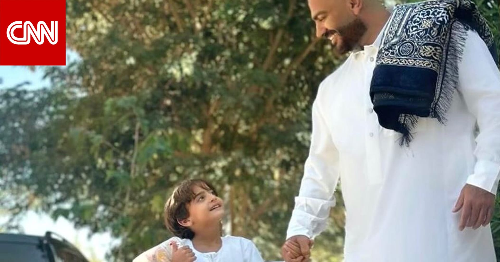 اصطحبه للصلاة.. تفاعل واسع على صورة لتامر حسني وابنه