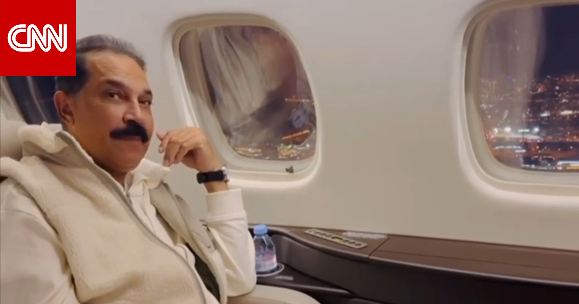 عاد على كرسي متحرك.. عبدالله الرويشد يصل الكويت محاطا بمحبيه