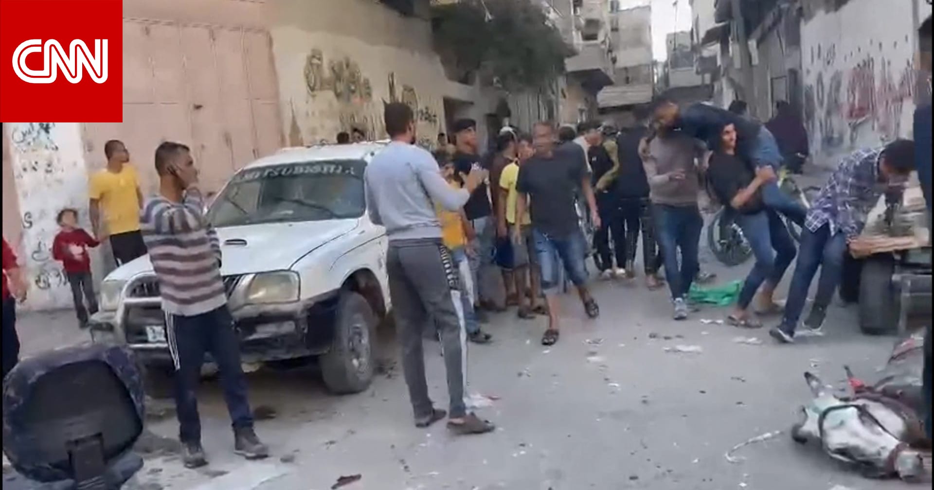 "جثث متناثرة وأشخاص مصابون ومقطّعون".. شاهد آثار غارة إسرائيلية على سوق في غزة