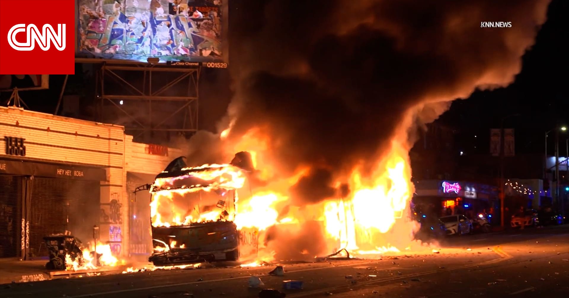 شاهد.. مشجعون يشعلون النار في حافلة ركاب بعد فوز فريقهم