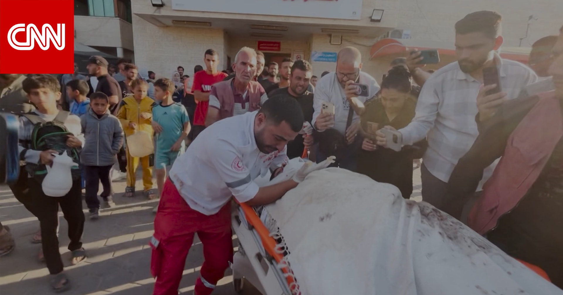 لم يكن يعرف أنه ينقل والدته.. مسعف بغزة يكتشف بشكل مؤلم أن الضحية التي قُتلت بصاروخ إسرائيلي هي أمه