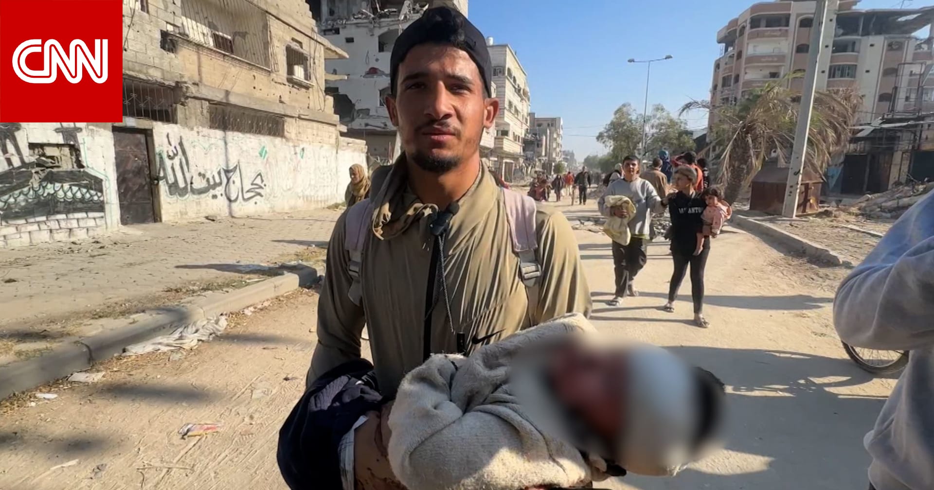 “إنه مليء بالحروق.. وهو الناجي الوحيد": نازحون من غزة يفرون من الشمال بعد غارات إسرائيلية