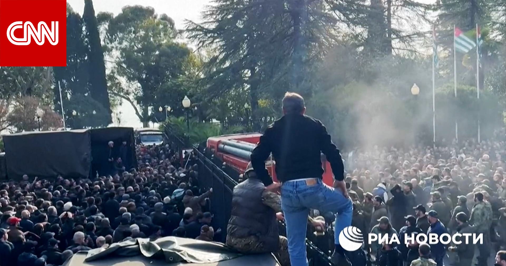 حطموا البوابات بشاحنة.. شاهد لحظة اقتحام متظاهرين برلمان أبخازيا المدعومة من روسيا