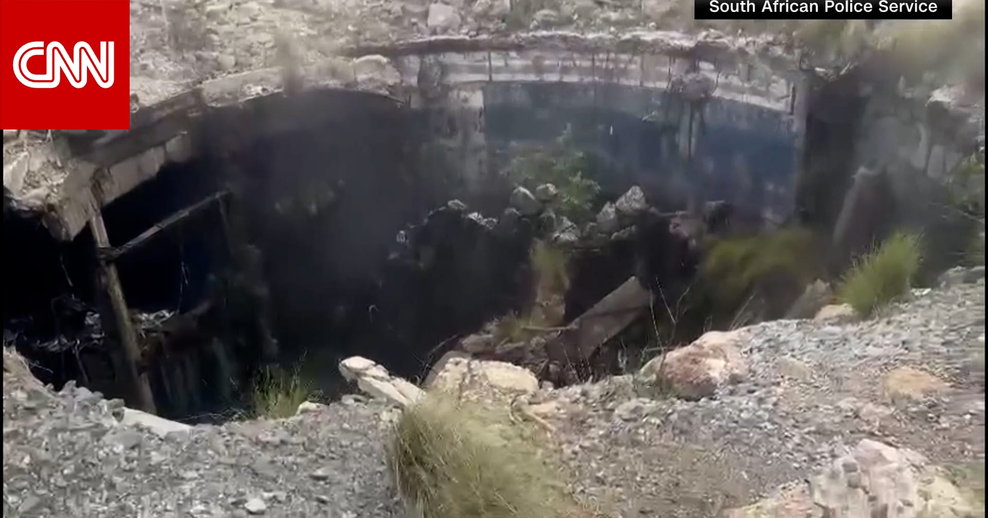 قطعت الحكومة الغذاء عنهم.. فيديو يظهر منجم ذهب غير قانوني حوصر به مئات العمال لشهور دون طعام أو ماء