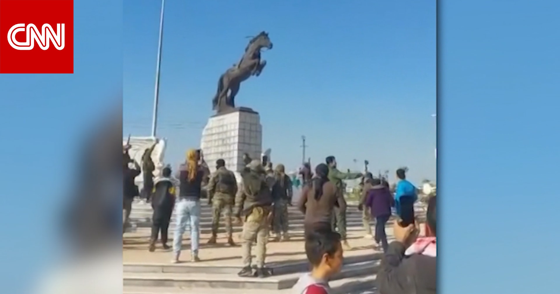 شاهد سوريون يطيحون بتماثيل عائلة الأسد في حلب