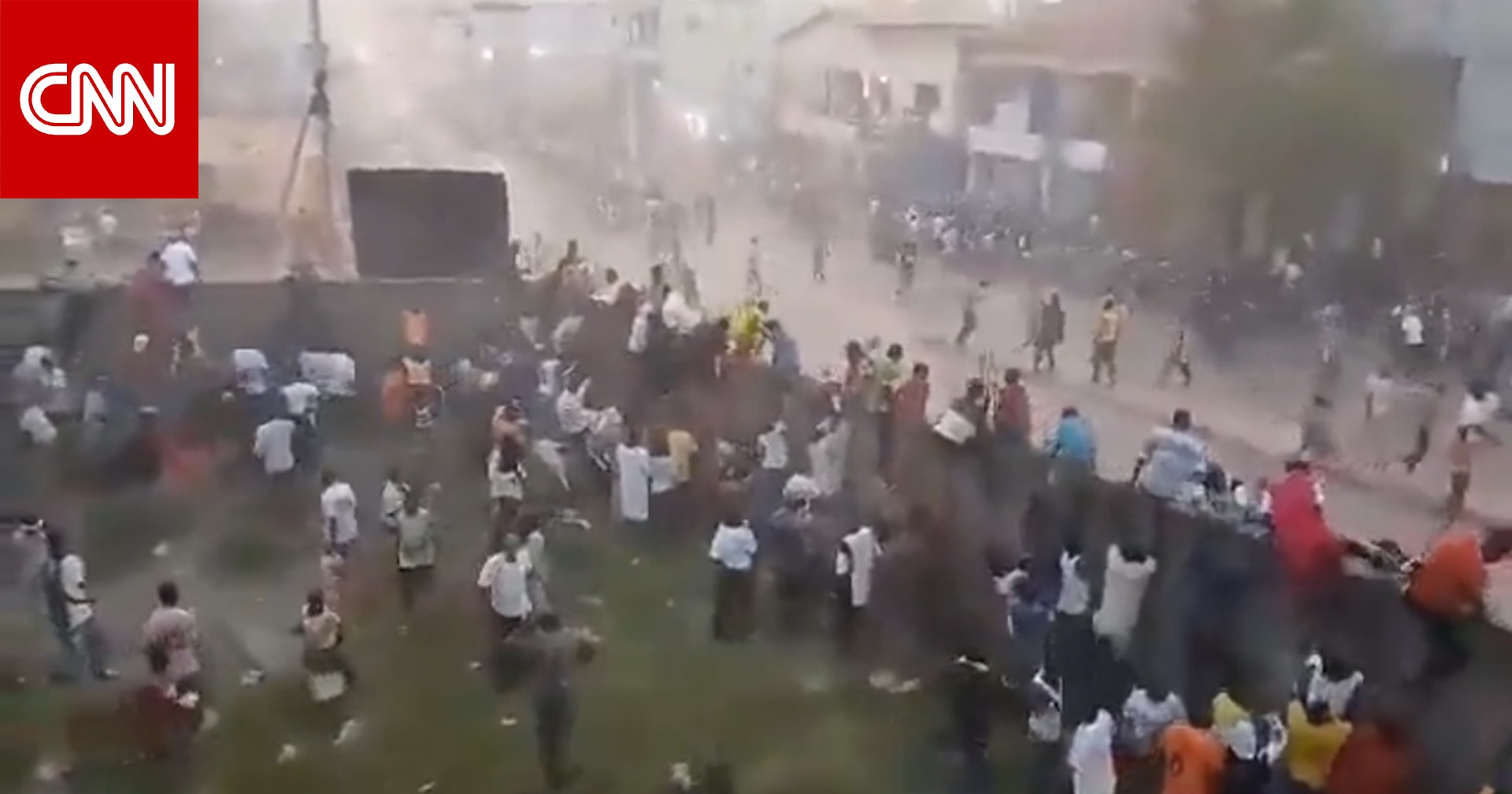 شاهد.. تدافع مميت خلال مباراة كرة قدم في غينيا يسفر عن سقوط ضحايا