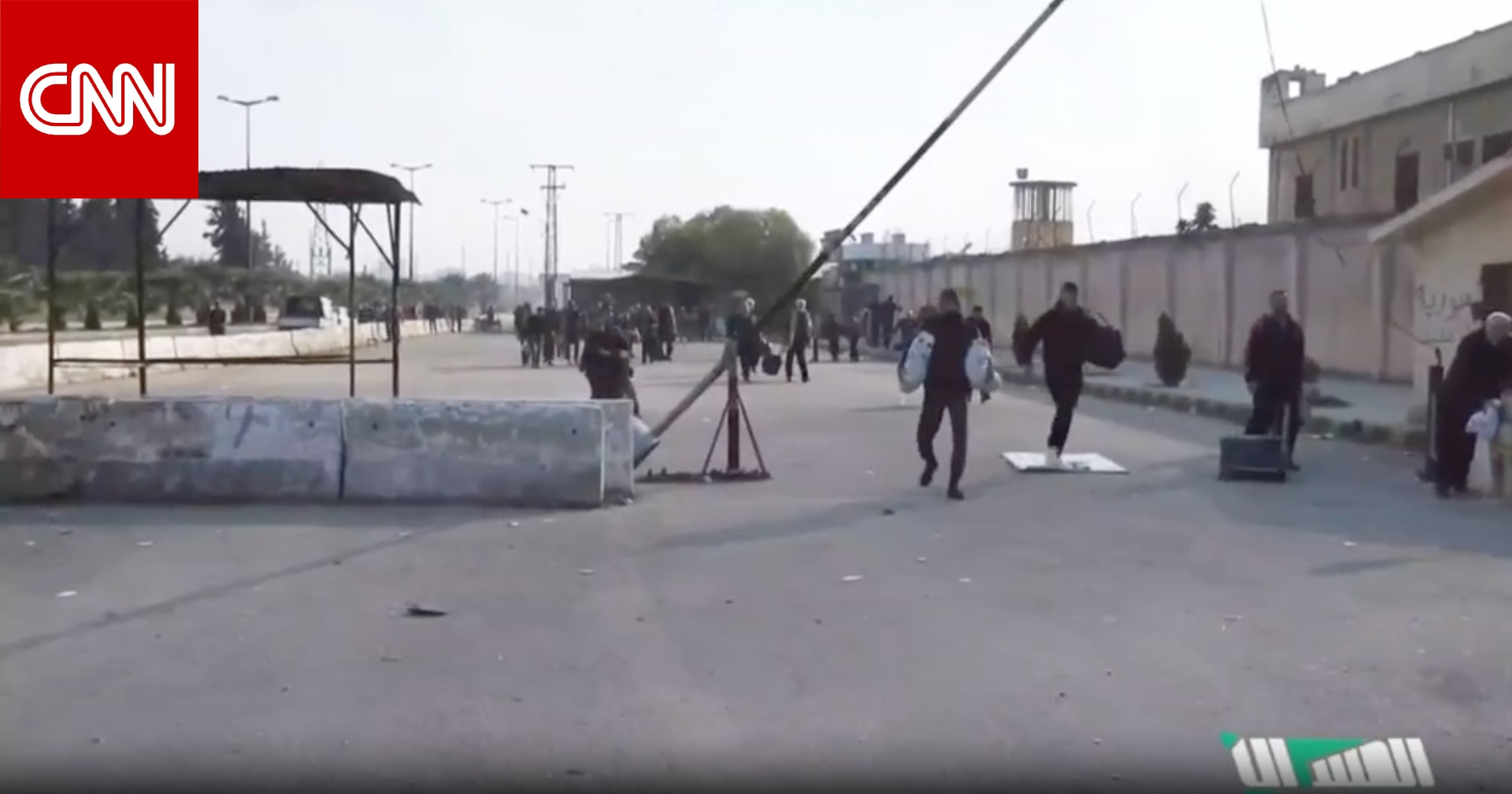 بعد دخول المعارضة المسلحة مدينة حماة.. شاهد لحظة تحرير معتقلين سوريين