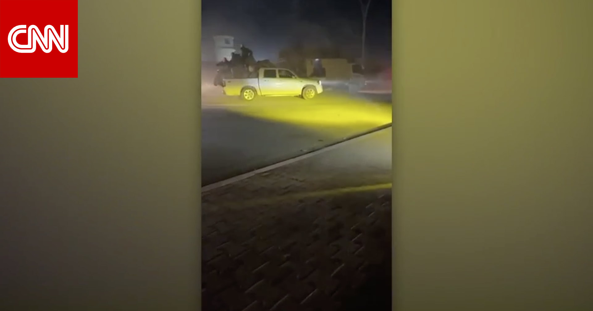 مع دخول المعارضة المسلحة دمشق.. شاهد لحظة فرار جنود سوريين الى العراق