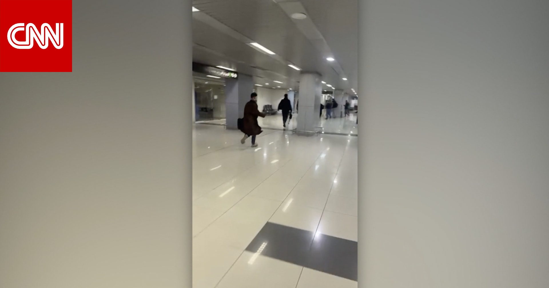 شاهد لحظة تدافع العشرات داخل مطار دمشق للفرار من سوريا