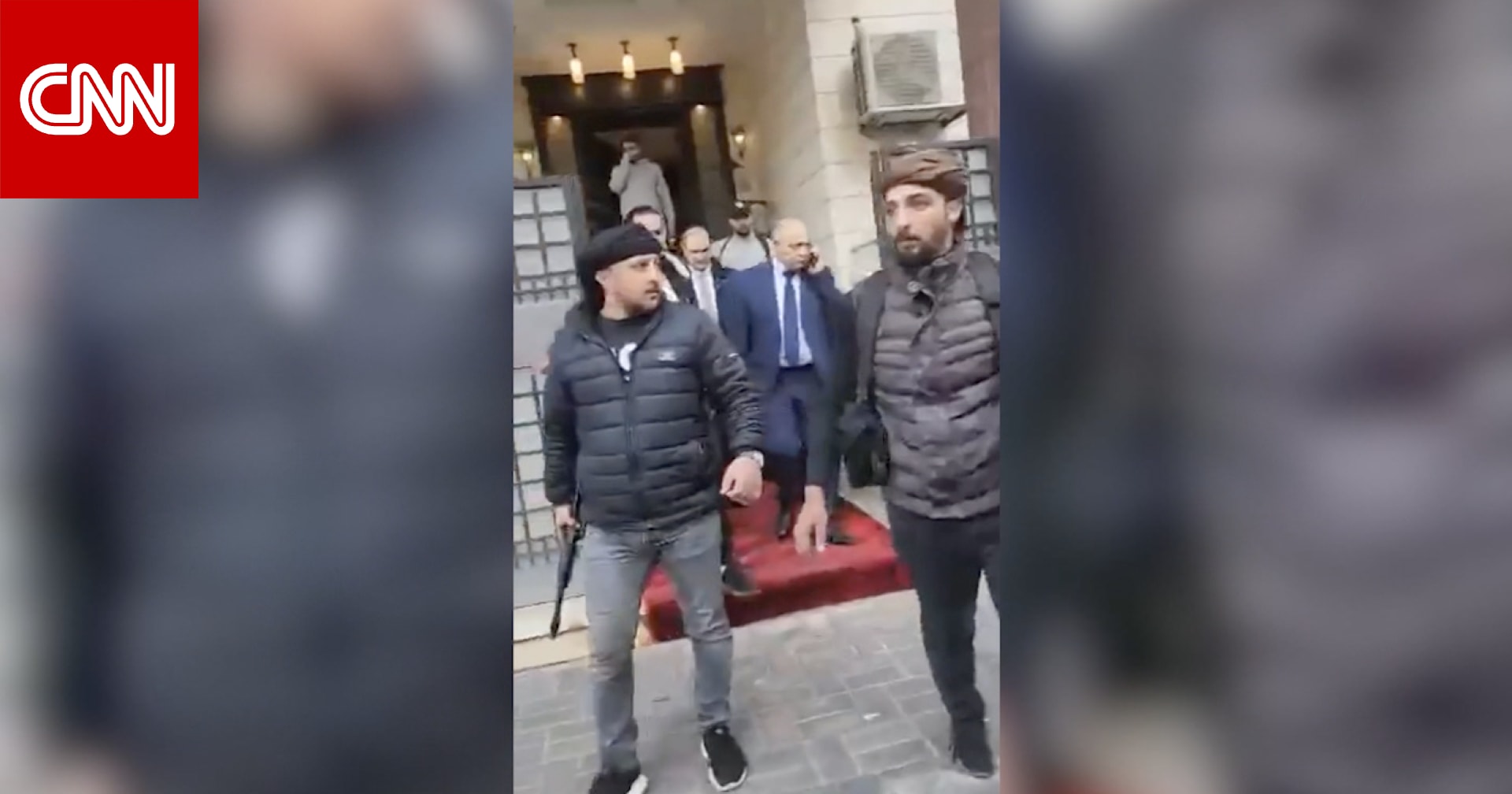 فيديو يظهر مسلحين من المعارضة يقتادون رئيس الوزراء السوري محمد الجلالي