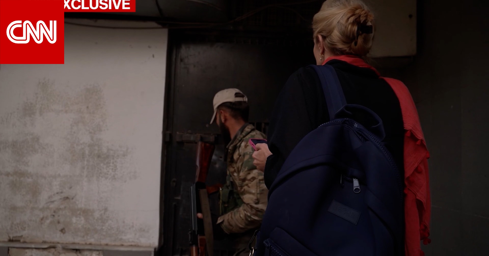 تشبث بذراعها بقوة بكلتا يديه.. شاهد الحالة التي وجدت عليها مراسلة CNN معتقلًا بسجن سري في سوريا