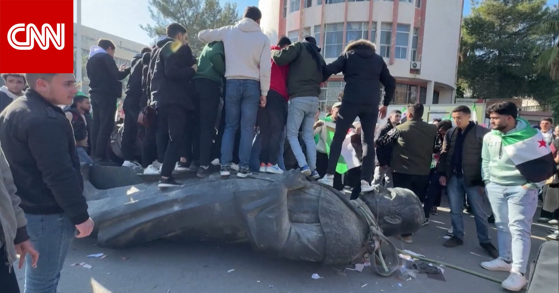 سوريا.. فيديو يظهر طلابا يطيحون بتمثال حافظ الأسد ويجرونه عبر شوارع دمشق