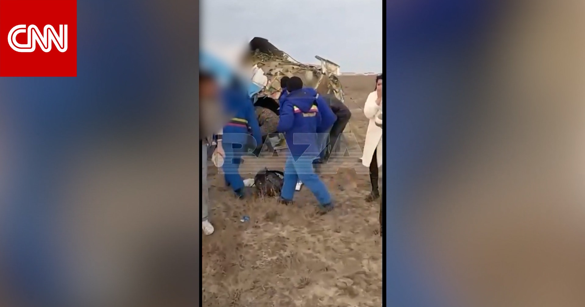 لحظة انتشال ناجين من وسط حطام الطائرة التي سقطت بكازاخستان