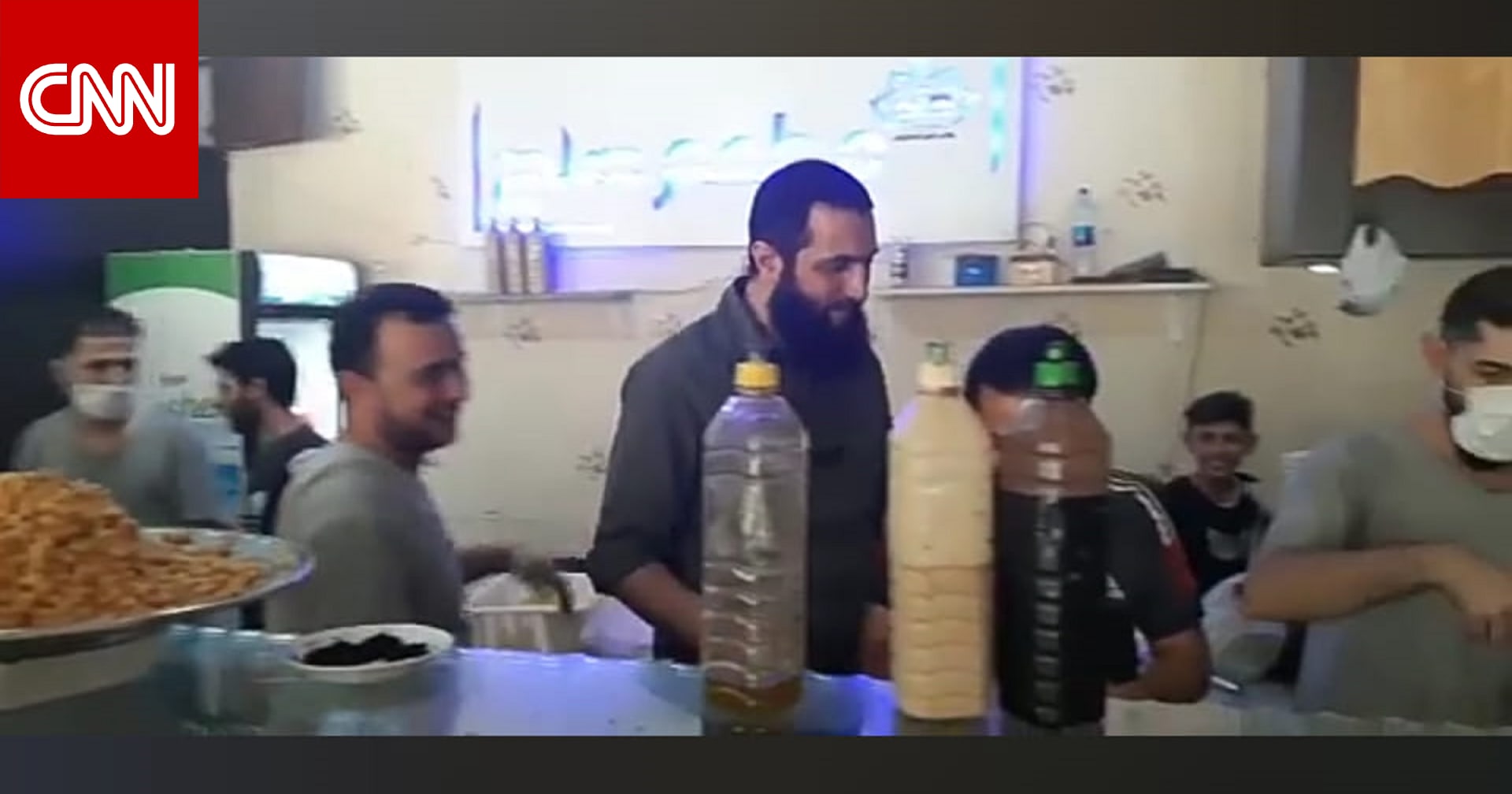 فيديو متداول للشرع يزور مطعم ويخدم زبائنه.. ما حقيقته؟