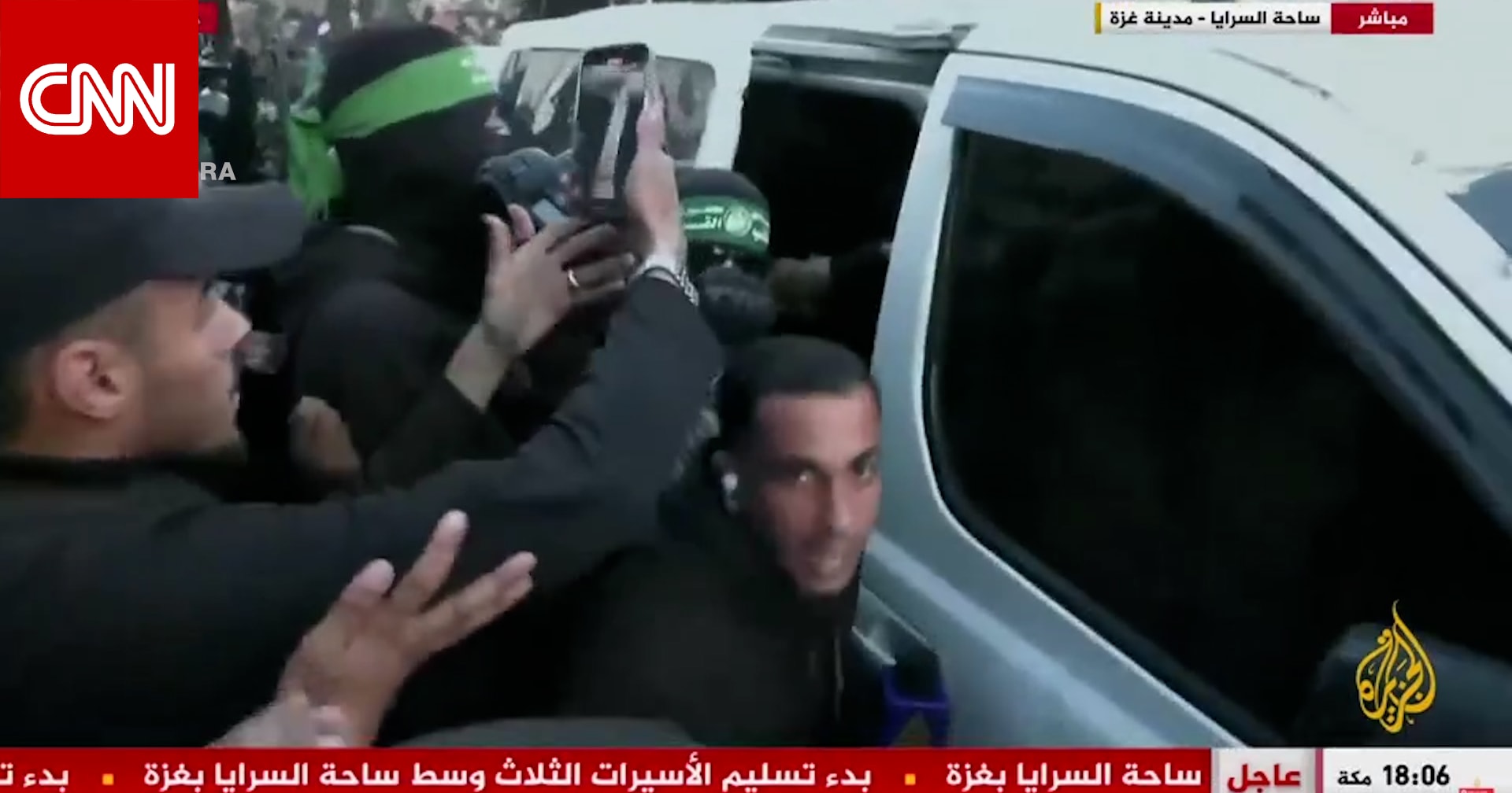 شاهد لحظة تسليم 3 رهائن إسرائيليات للصليب الأحمر