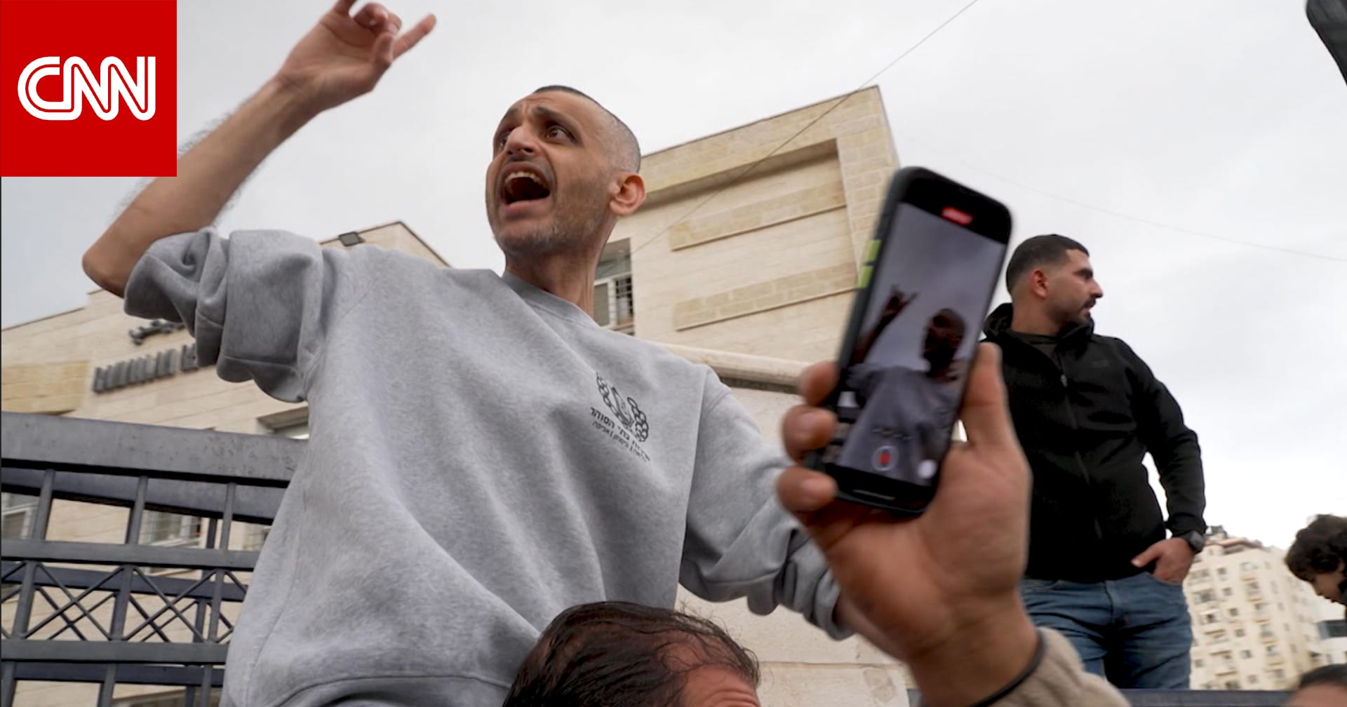 بين الفرح والامتنان لغزة.. كاميرا CNN ترصد لحظة الإفراج عن فلسطينيين من الضفة الغربية