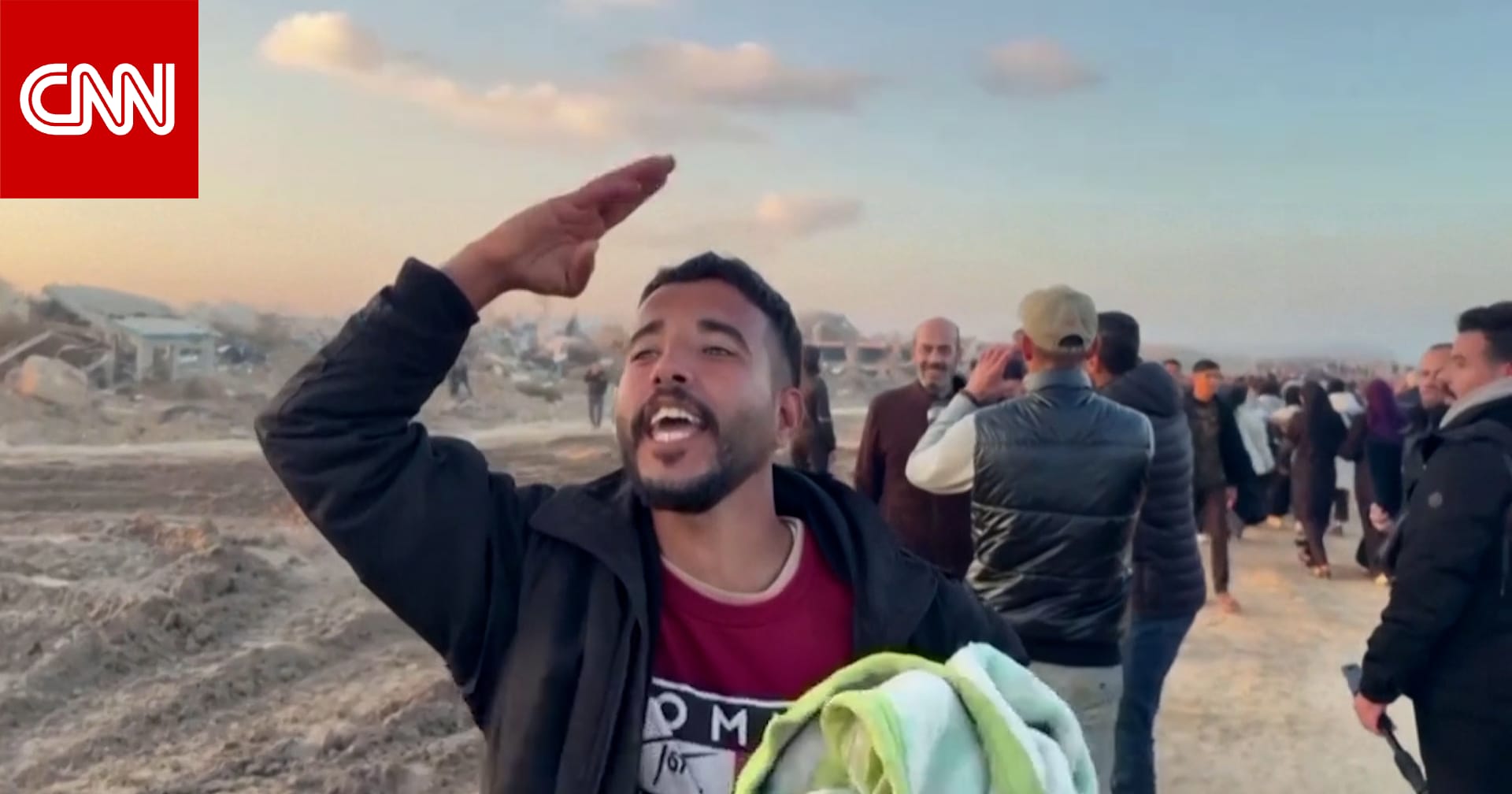 "بدي أقعد بالركام".. شاهد فرحة الفلسطينيين بعودتهم إلى شمال قطاع غزة