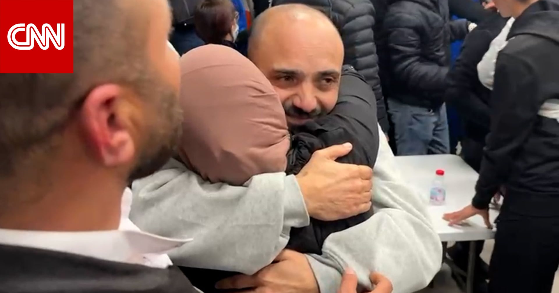 كان محكومًا بالسجن مدى الحياة.. لحظة لقاء فلسطيني بزوجته في الضفة الغربية