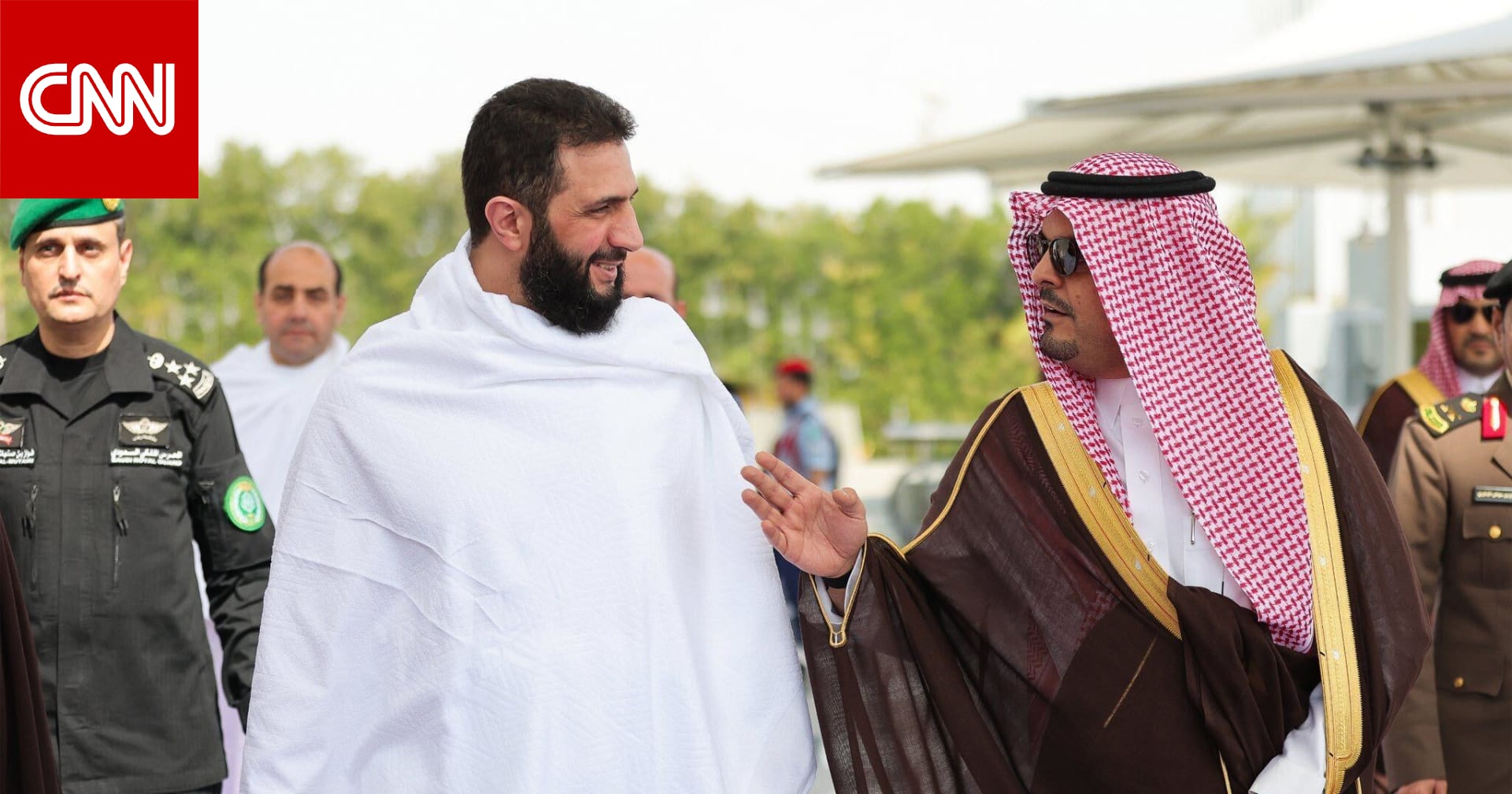 مرتديا "ملابس الإحرام".. أحمد الشرع يصل إلى جدة لأداء العمرة