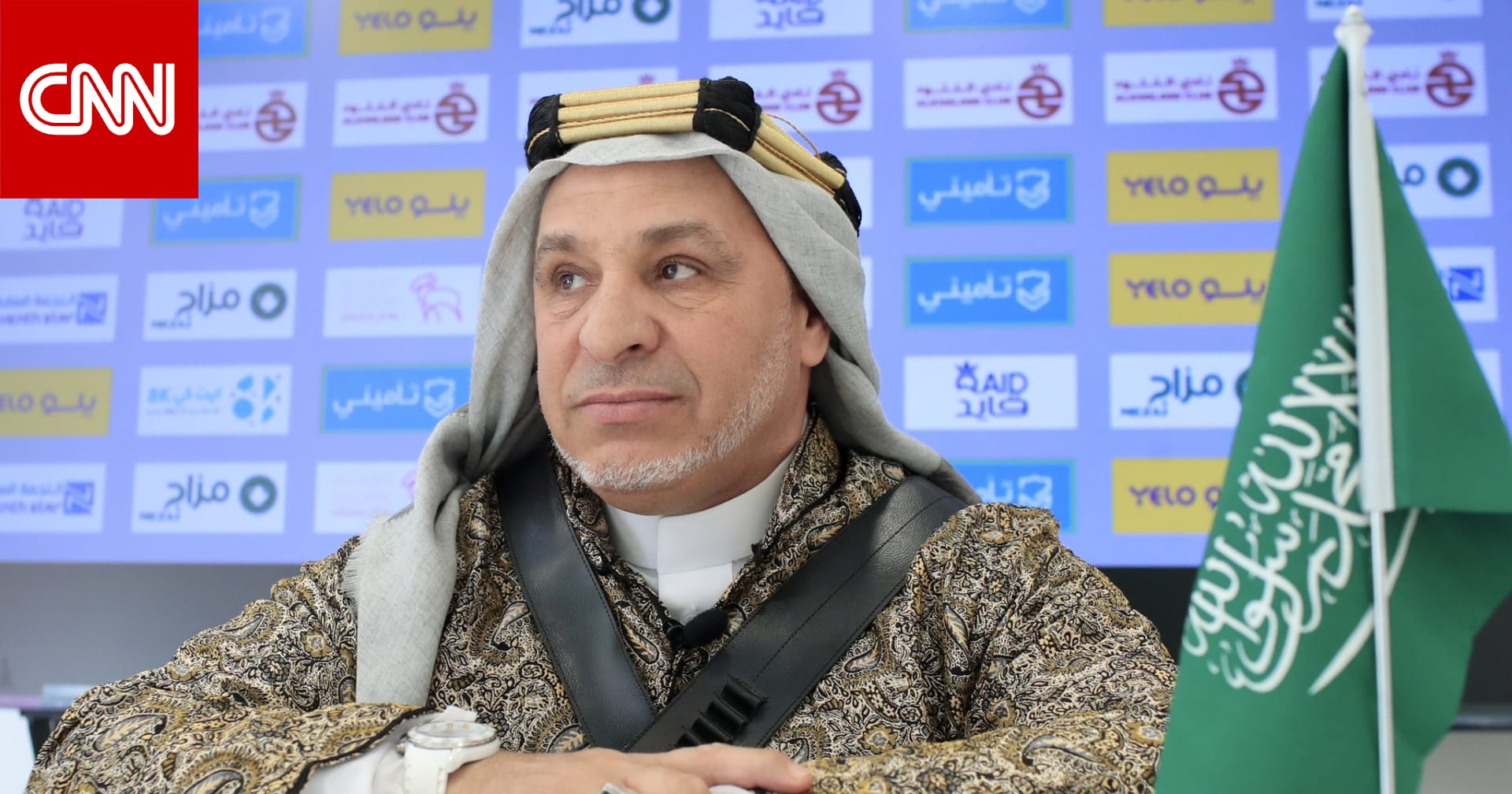مدرب جزائري يثير تفاعلاً بعد ارتدائه الزي السعودي خلال مؤتمر صحفي