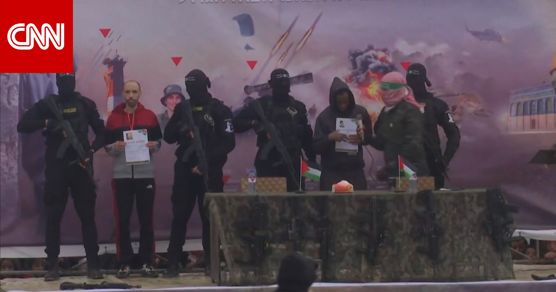 شاهد لحظة إفراج حماس عن إثنين من الرهائن الإسرائيليين في غزة
