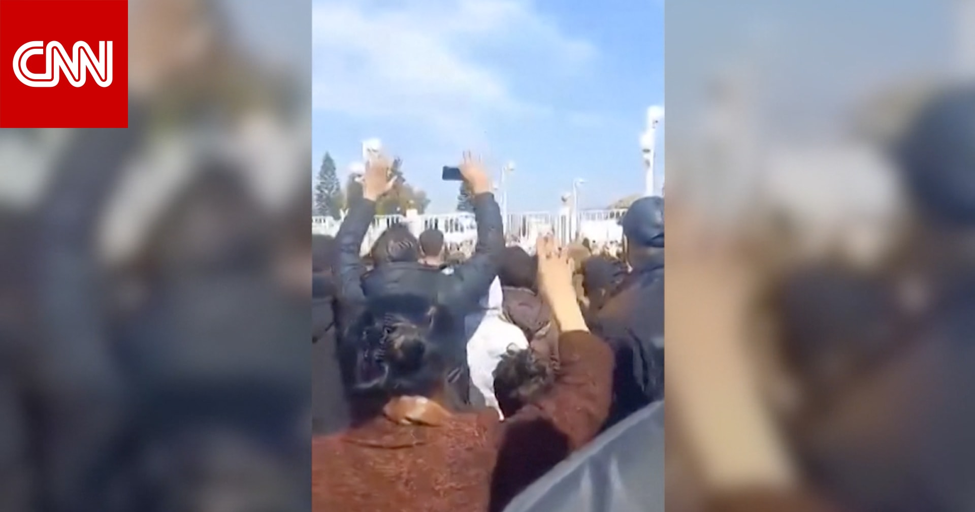 مقتل المئات في سوريا.. وأشخاص يهتفون أمام قاعدة حميميم: "الشعب يريد حماية روسيا"