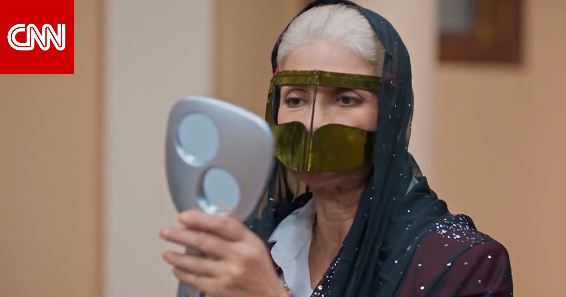 سوسن بدر بالبرقع الإماراتي في مسلسل "الباء تحته نقطة"