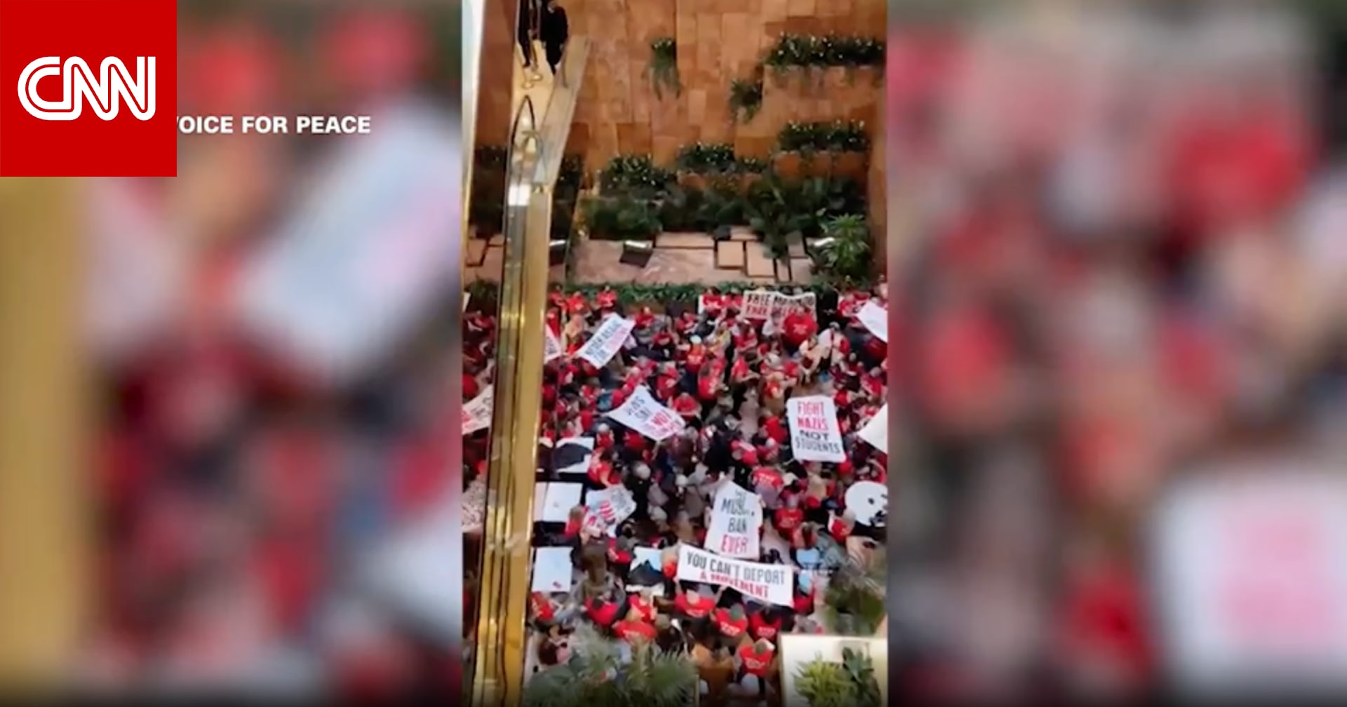 شاهد.. متظاهرون يعتصمون داخل برج ترامب دعماً للناشط محمود خليل