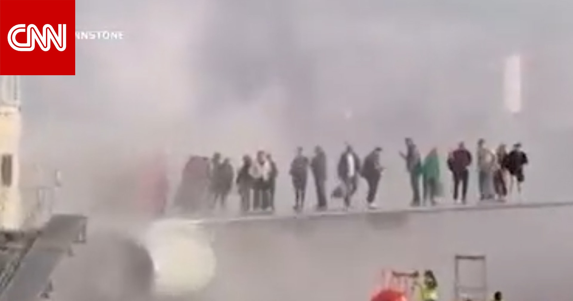 إخلاء ركاب طائرة على جناحها بعد اشتعال النيران بمحركها في مطار دنفر