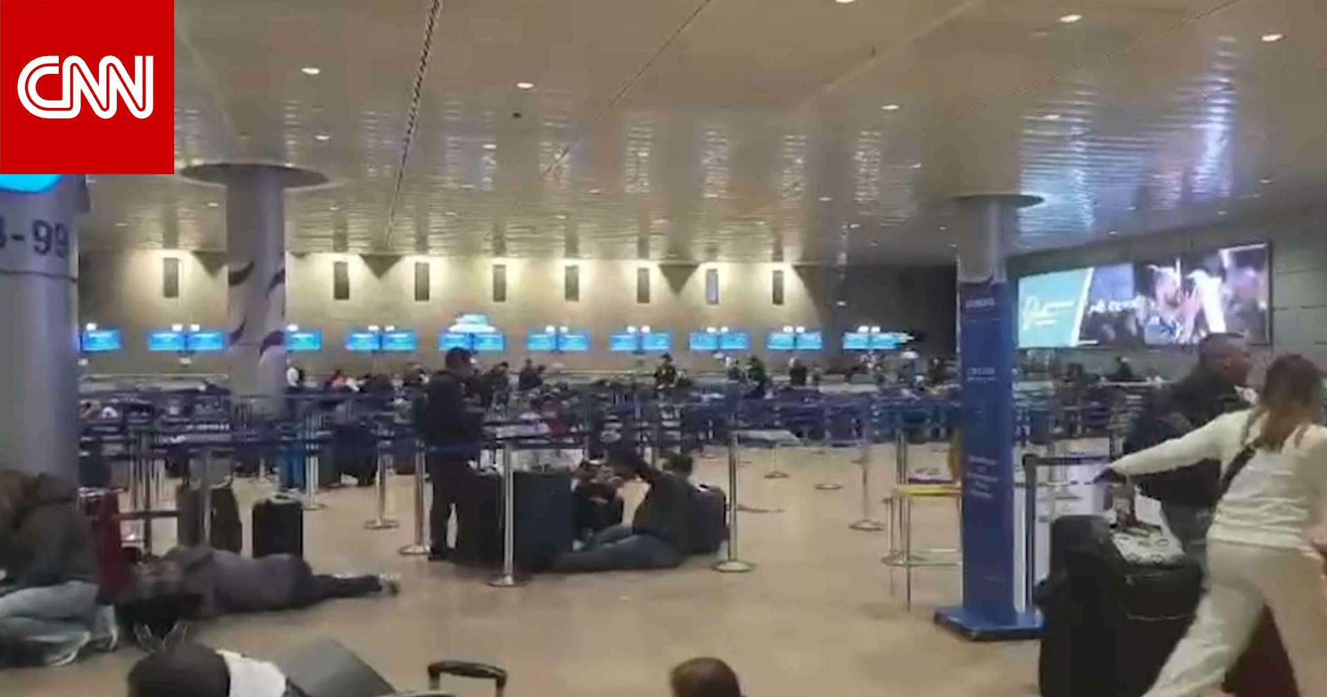 أشخاص يحتمون في مطار بن غوريون بإسرائيل مع انطلاق صفارات الإنذار عقب إطلاق الحوثيين صاروخًا
