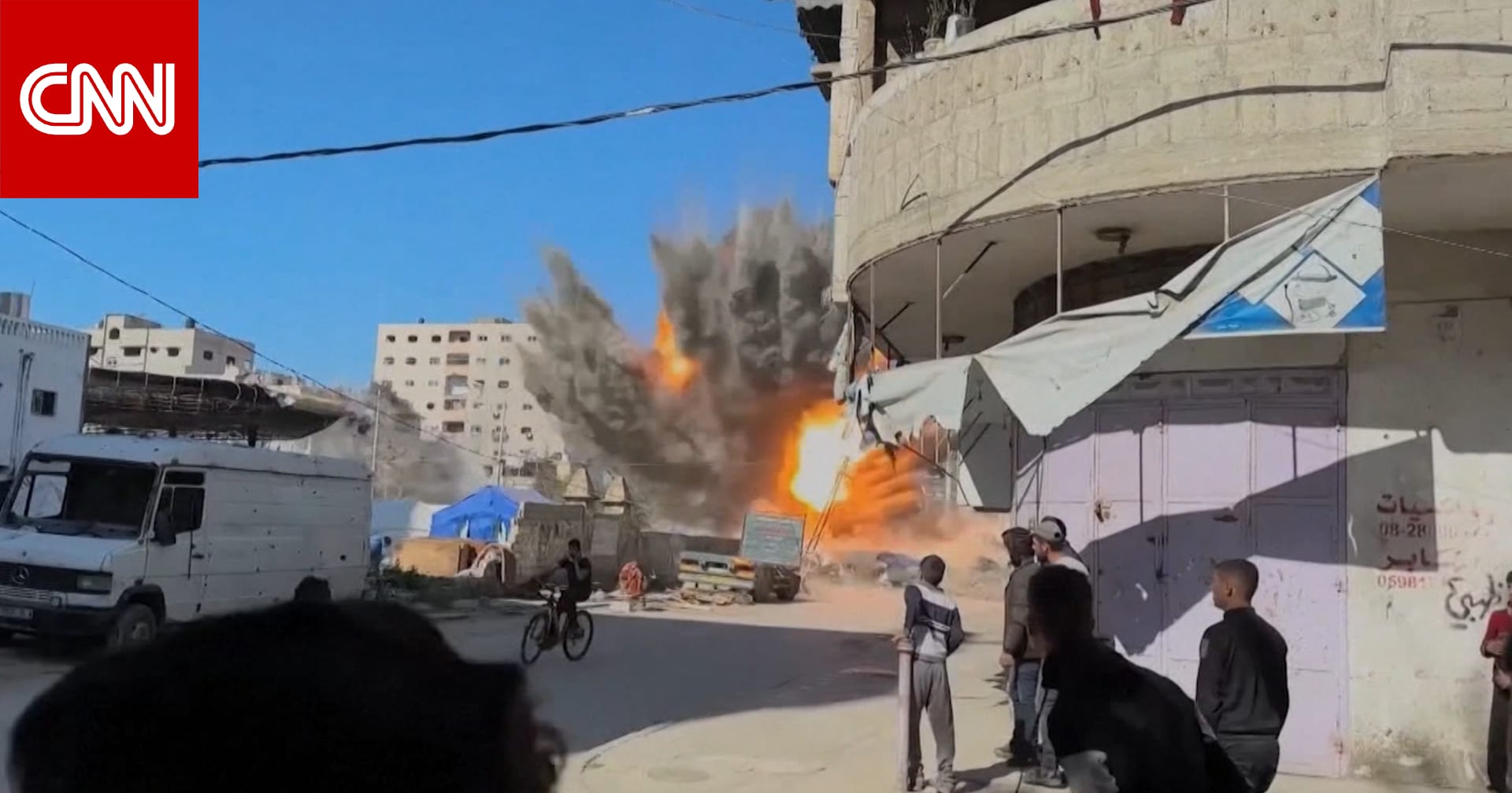 فيديو يظهر لحظة وقوع غارة إسرائيلية على مخيم للنازحين في غزة