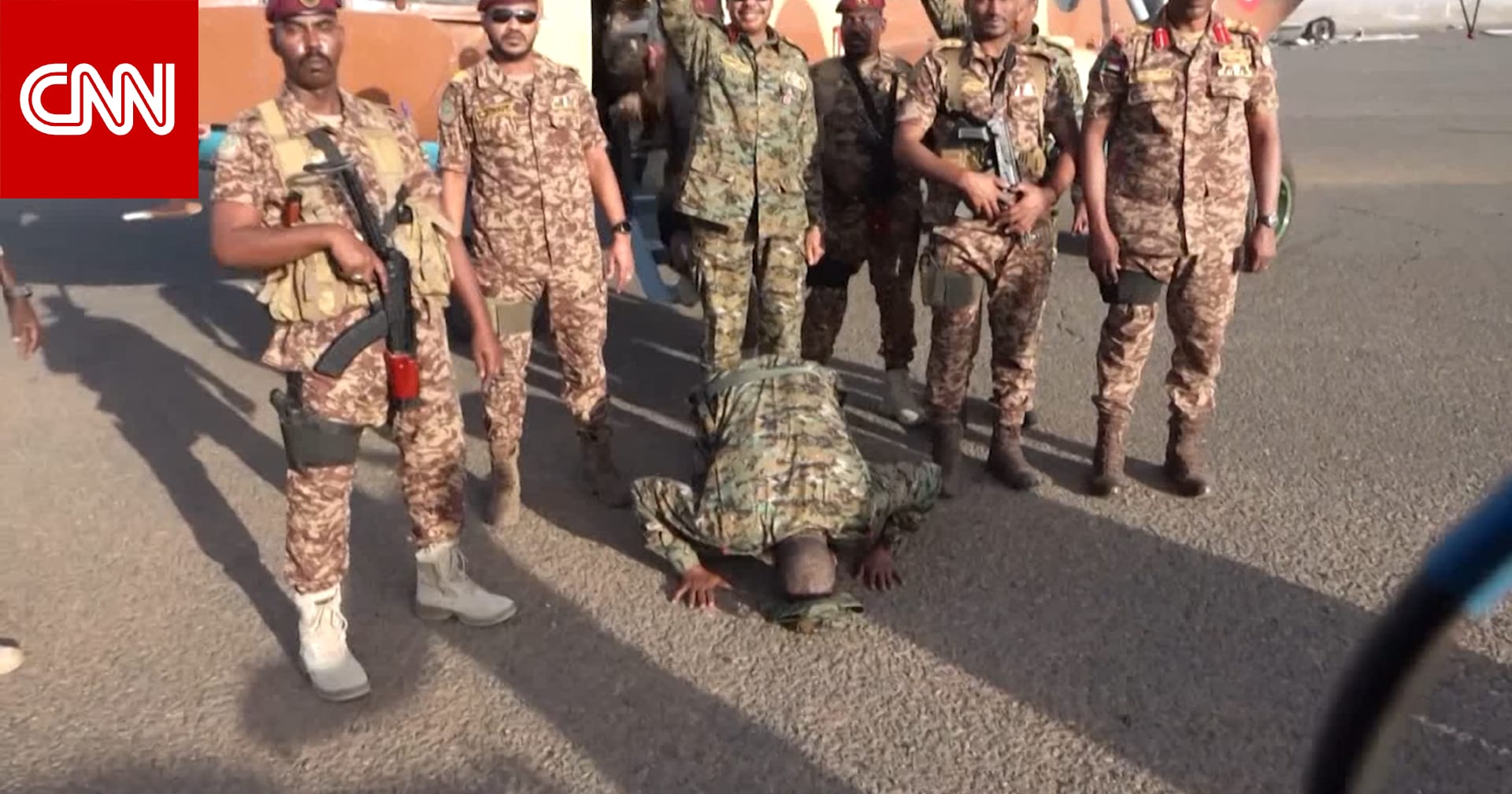 فيديو يظهر البرهان يسجد لحظة وصوله مطار الخرطوم بعد سيطرة الجيش