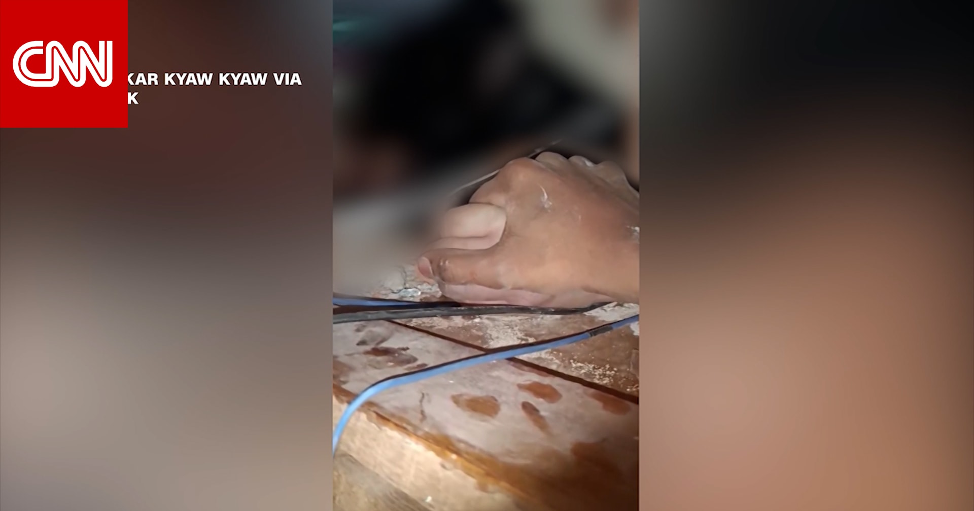 فيديو وداع مؤثر.. شاب يمسك بيد أمه الهامدة وجسدها تحت أنقاض زلزال ميانمار