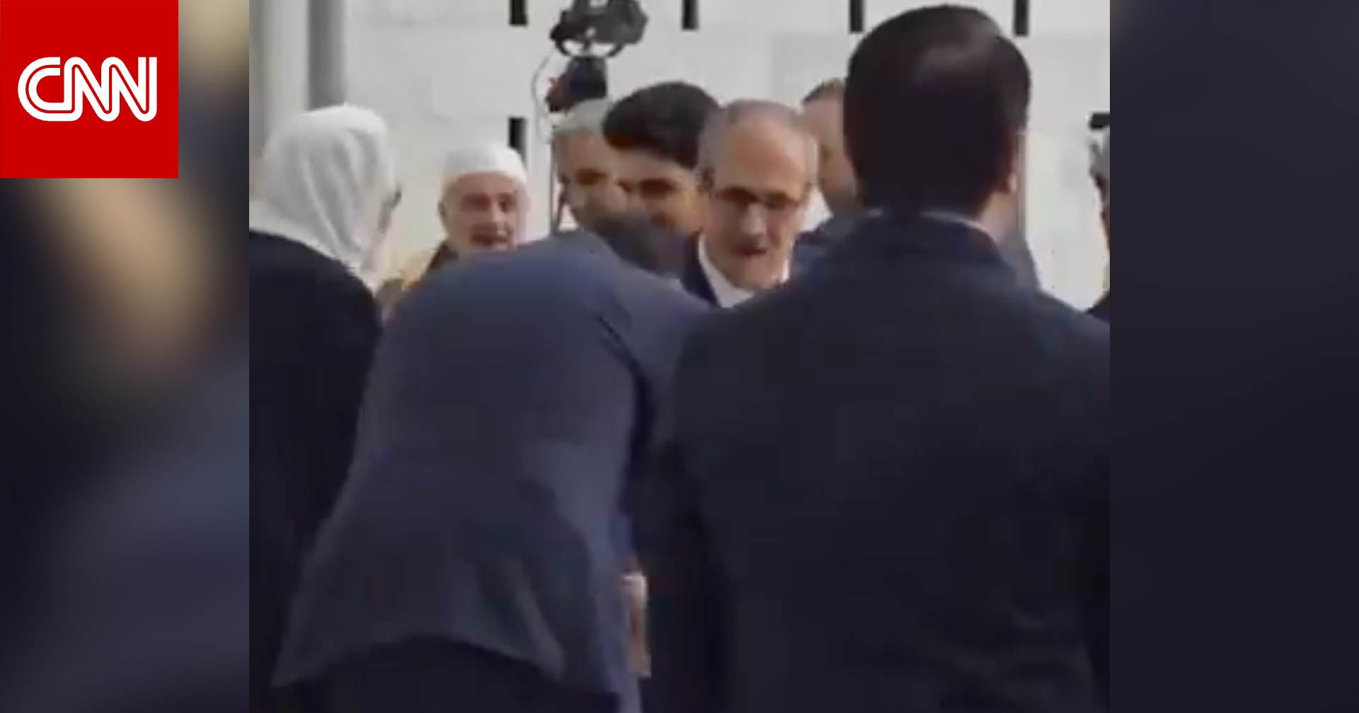 سوريا.. أحمد الشرع يثير تفاعلا بتقبيل يد والده في احتفال بعيد الفطر