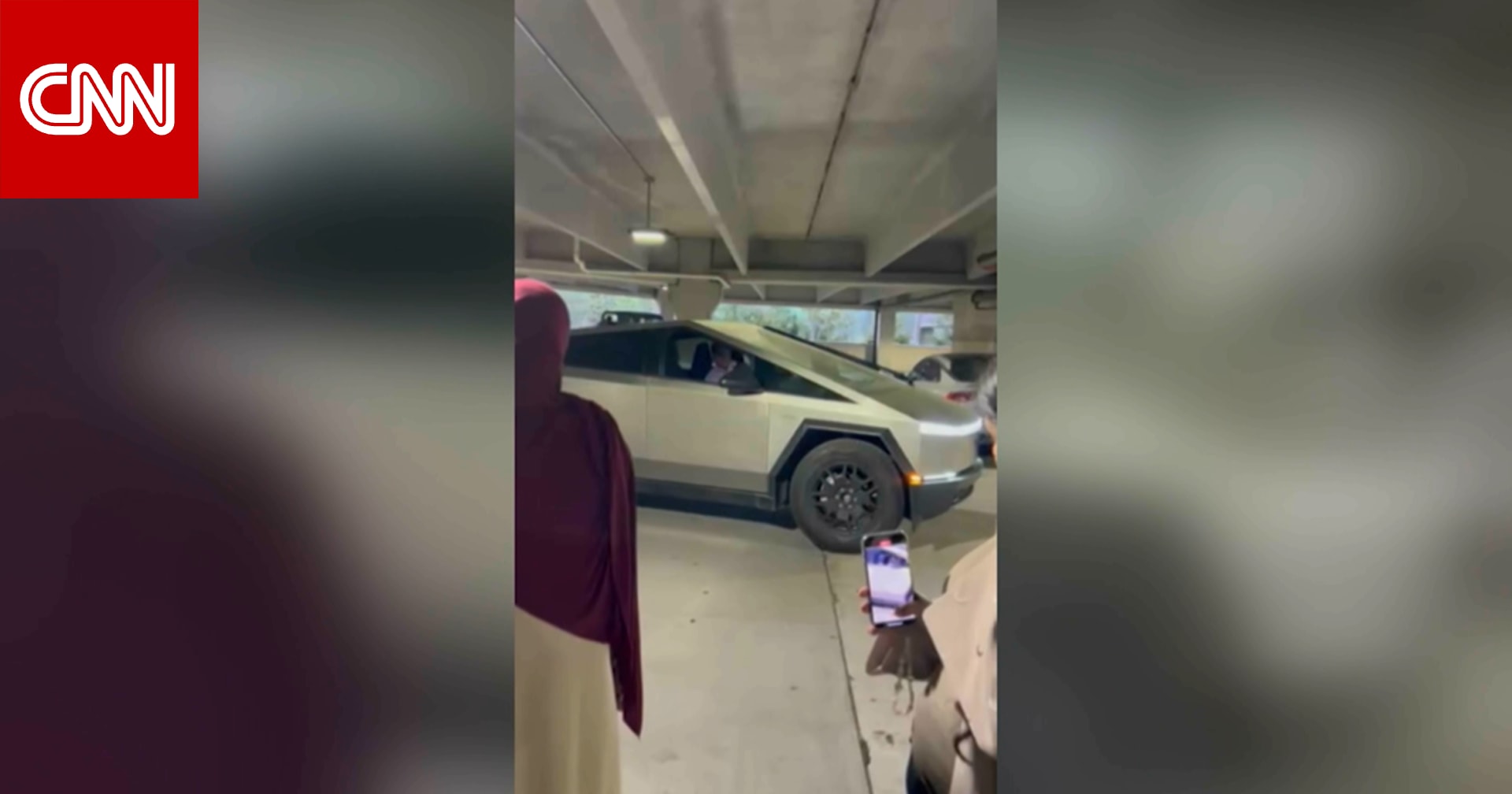شتم 3 مسلمات "يصلين بموقف سيارات".. تداول فيديو لطليق نائب أمريكية قبل اعتذاره