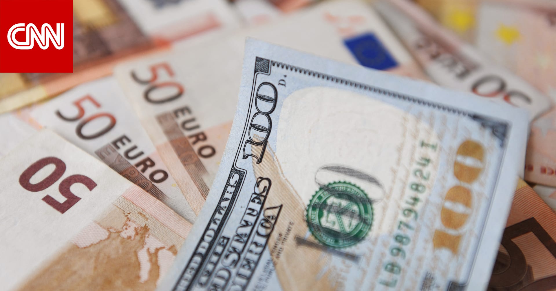 خبير اقتصادي يُفسر أسباب نزول قيمة الدولار "غير المعتاد" بعد فرض الرسوم الجمركية