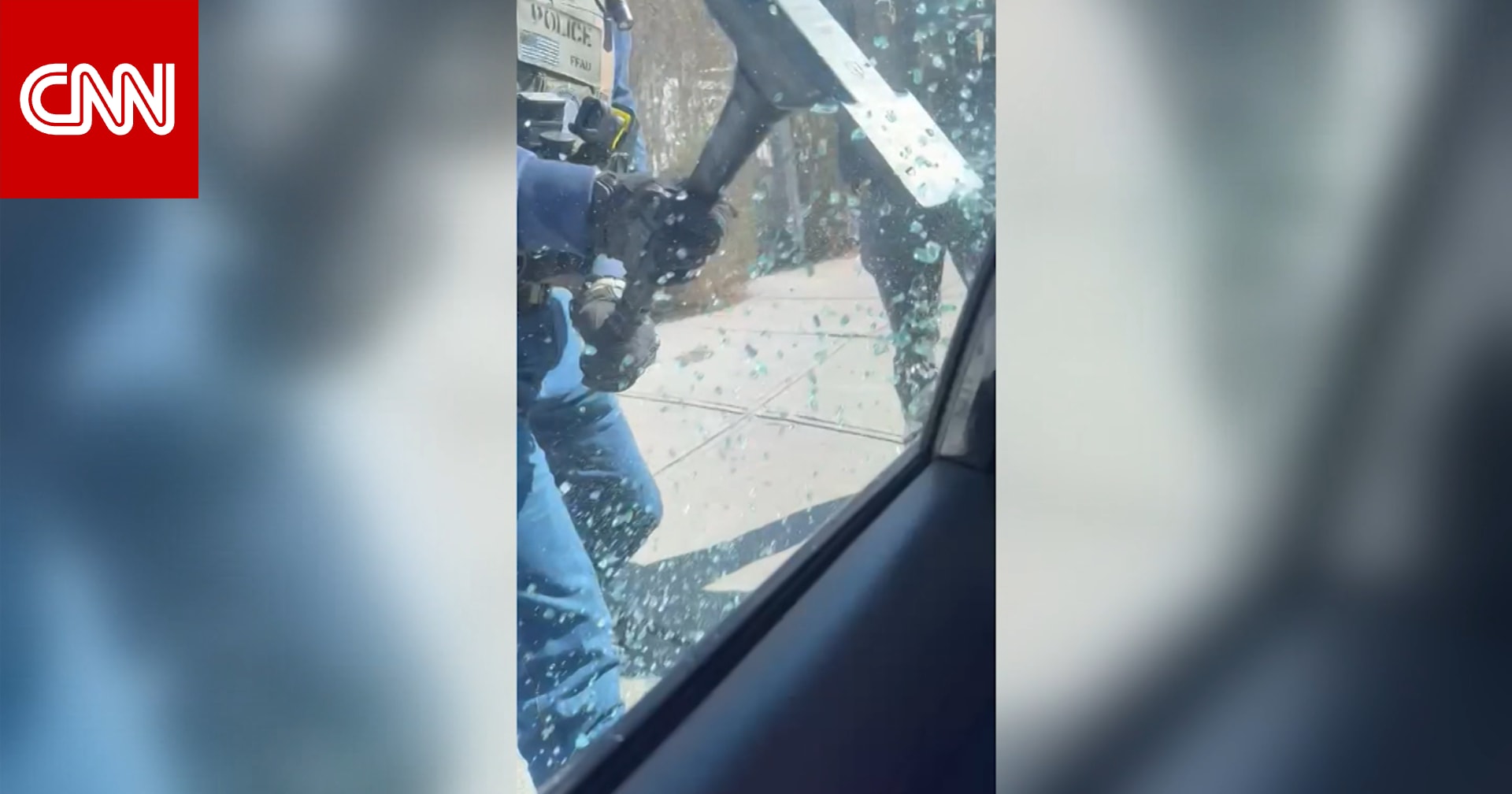 هددوا باستخدام "الطريقة الصعبة".. ضباط يحطمون نافذة سيارة رجل بدون وثائق لاحتجازه بأمريكا