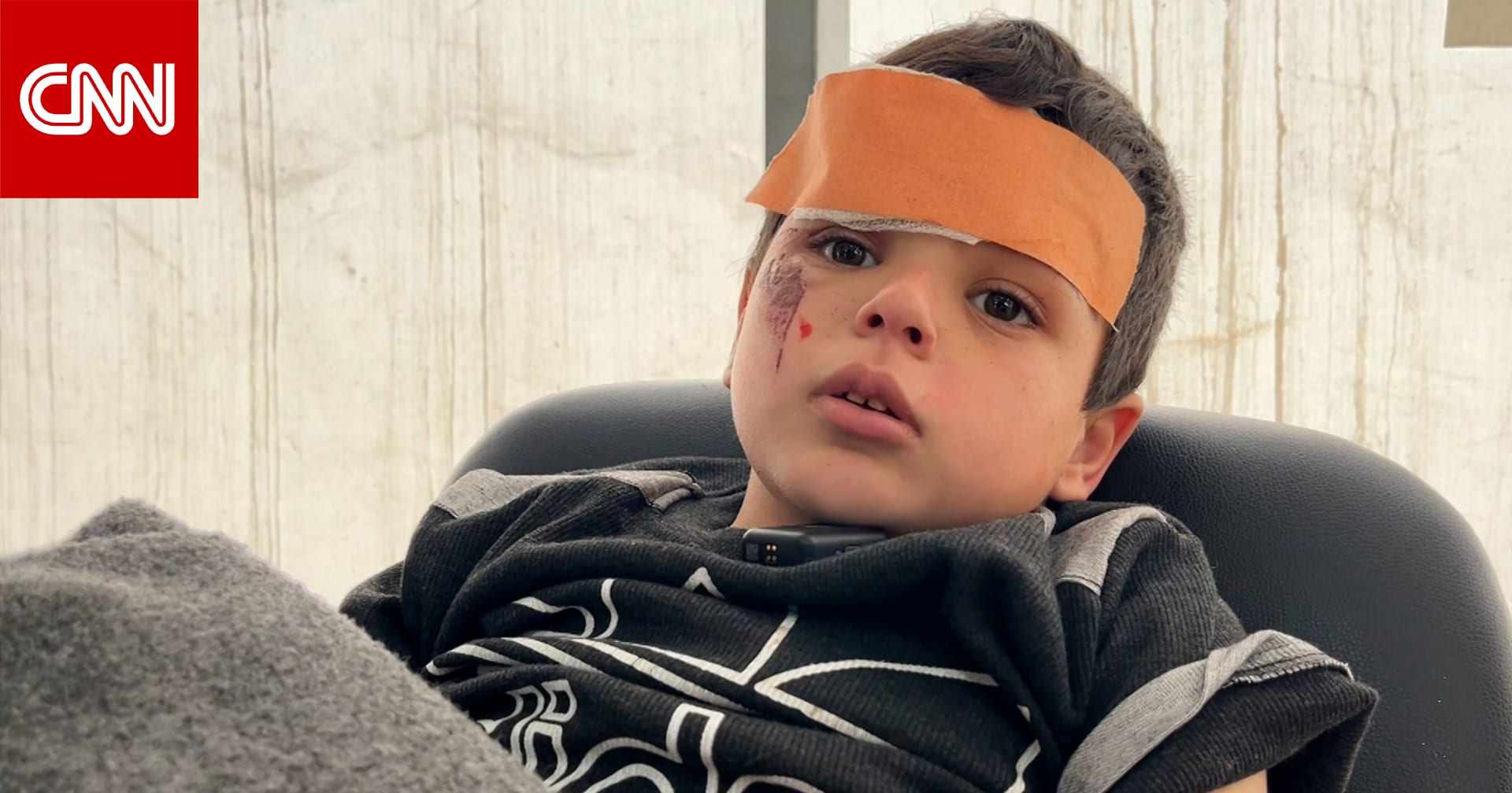 مشهد مؤلم.. طفل في السابعة محاصر في غزة بعد غارة جوية إسرائيلية وهذا ما قاله