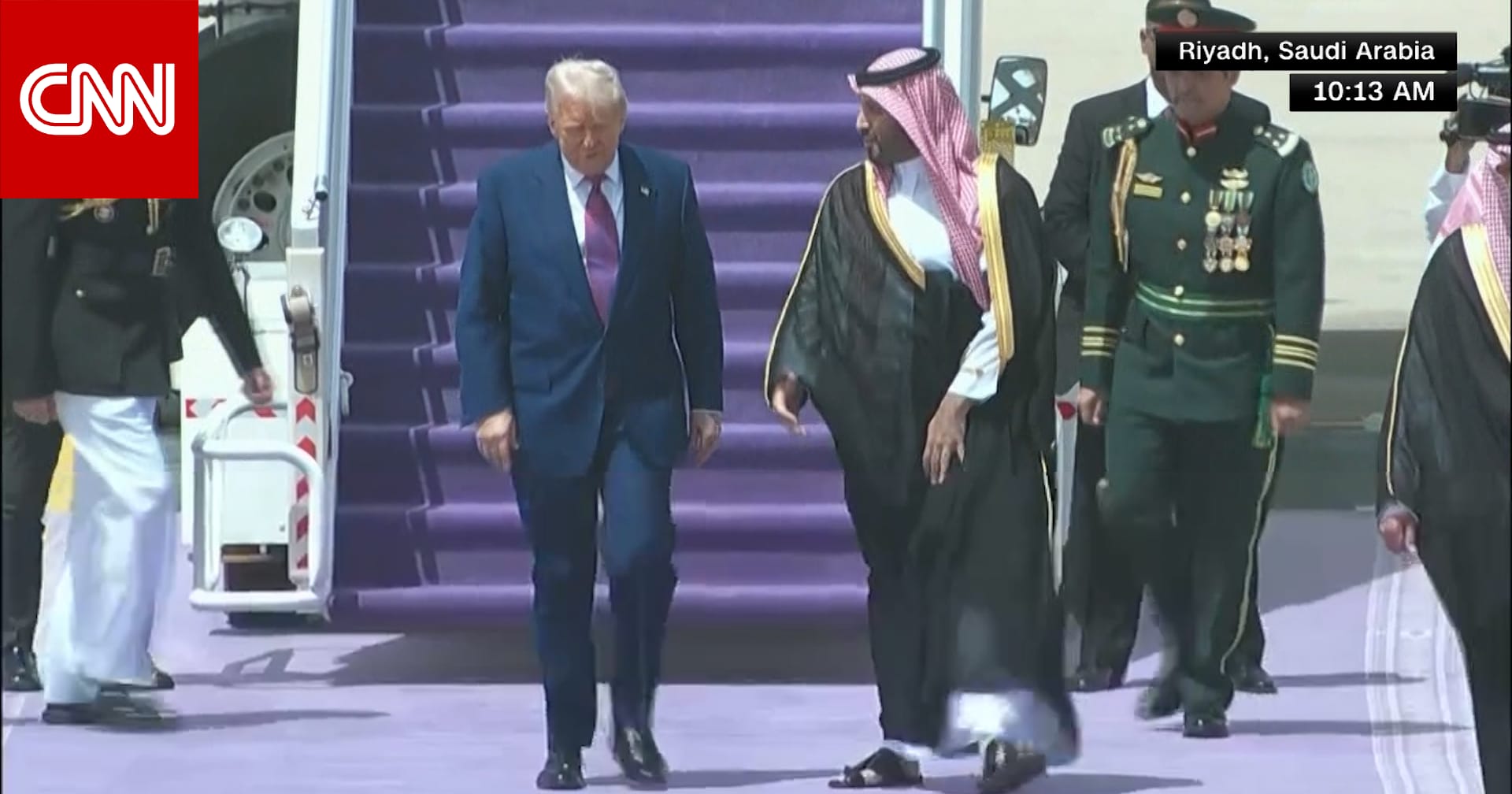 شاهد.. لحظة استقبال محمد بن سلمان لترامب في مطار الملك خالد بالرياض