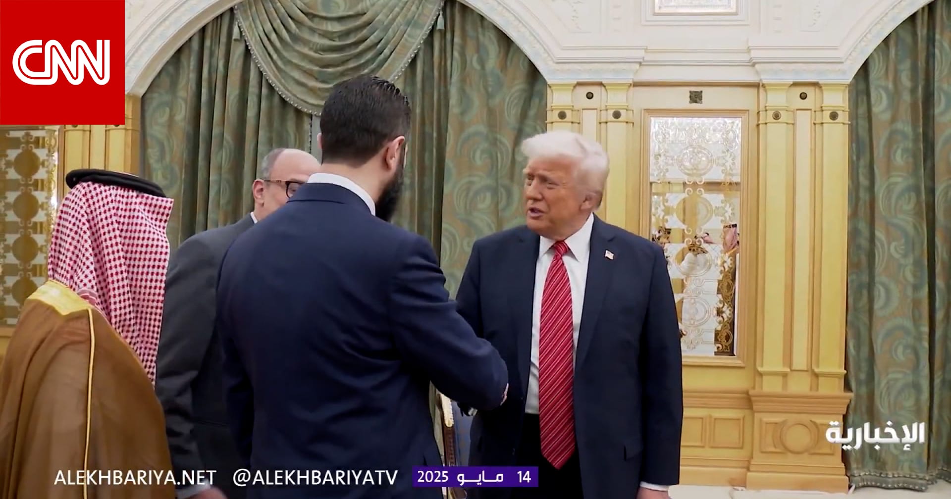 برفقة محمد بن سلمان.. لحظة مصافحة دونالد ترامب وأحمد الشرع في الرياض