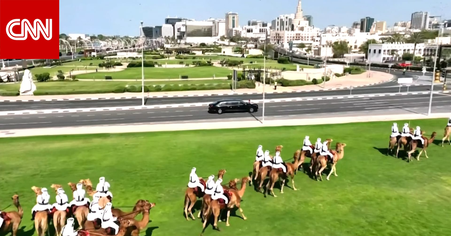 تتقدمها سيارات "سايبرتراك" من تسلا.. شاهد كيف تجولت سيارة ترامب "الشبح" بشوارع الدوحة