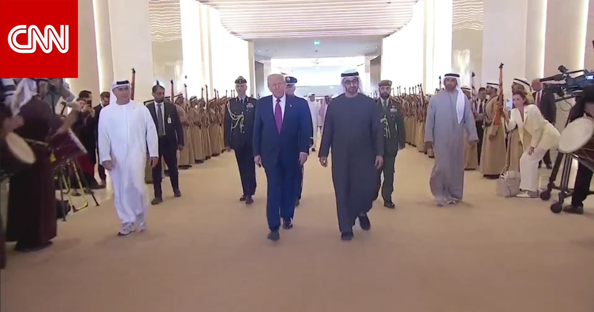 مشاهد تظهر لحظة وصول الرئيس الأمريكي دونالد ترامب الى الإمارات