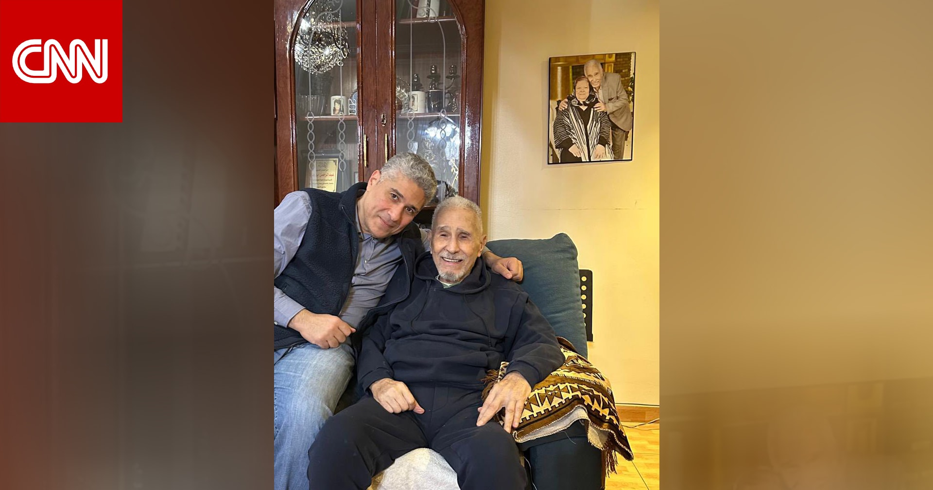 عبدالرحمن أبو زهرة في صورة حديثة مع نجله.. اعتذار و"بوكيه" ورد