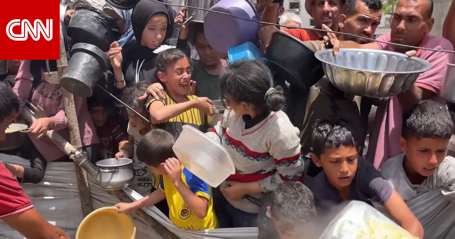 مشاهد قاسية توثق بحث أطفال من غزة عن الطعام في ظل الحصار الإسرائيلي