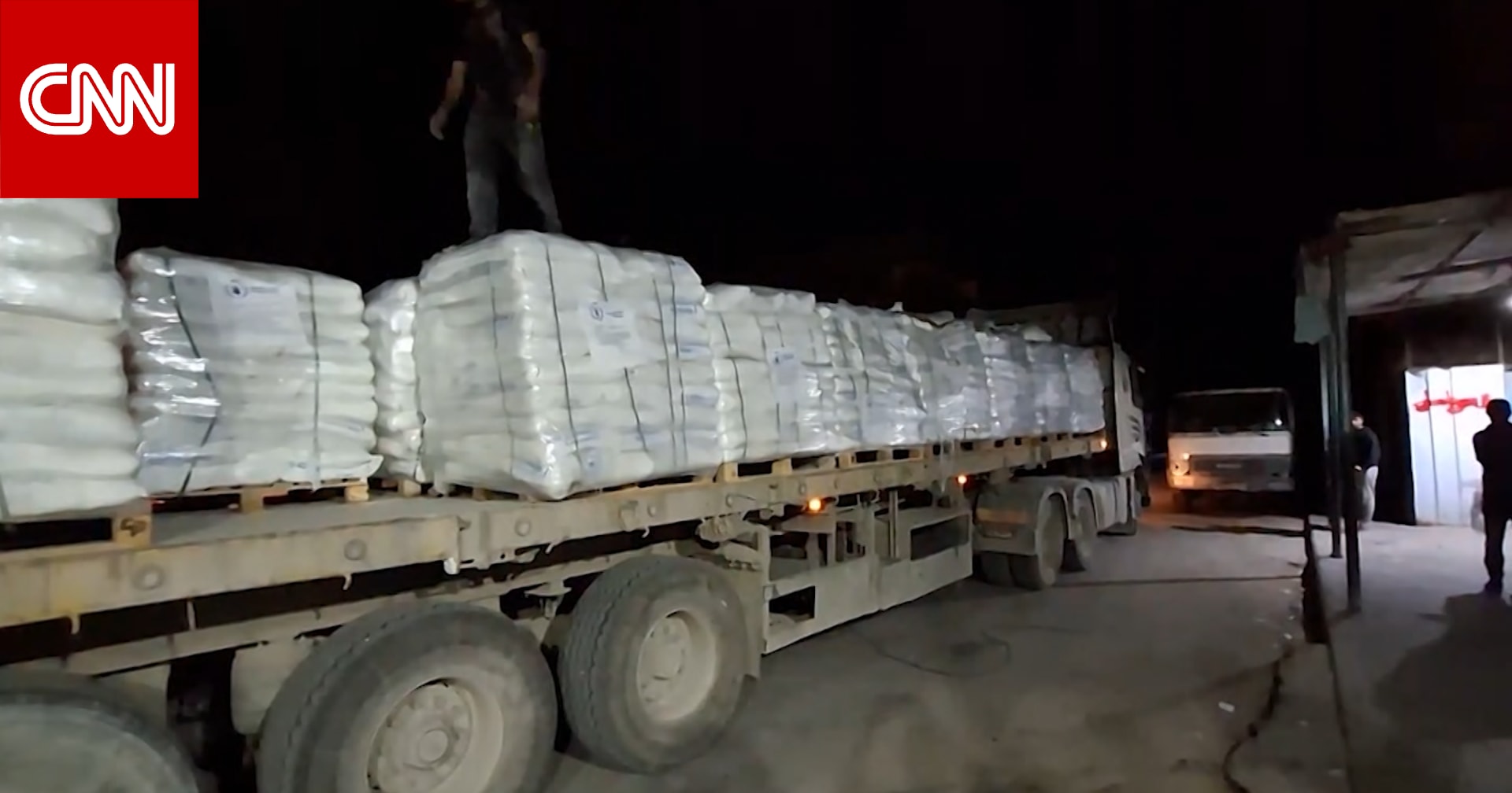 وصفها مسؤولو إغاثة بـ"قطرة في محيط".. شاهد لحظة دخول مساعدات إلى غزة