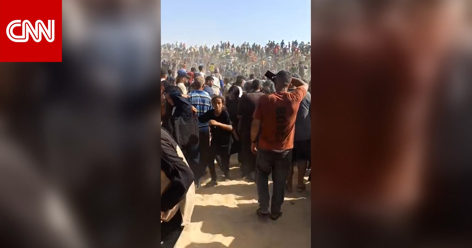فيديو يظهر لحظة تدفق آلاف الفلسطينيين إلى موقع لتوزيع المساعدات في غزة