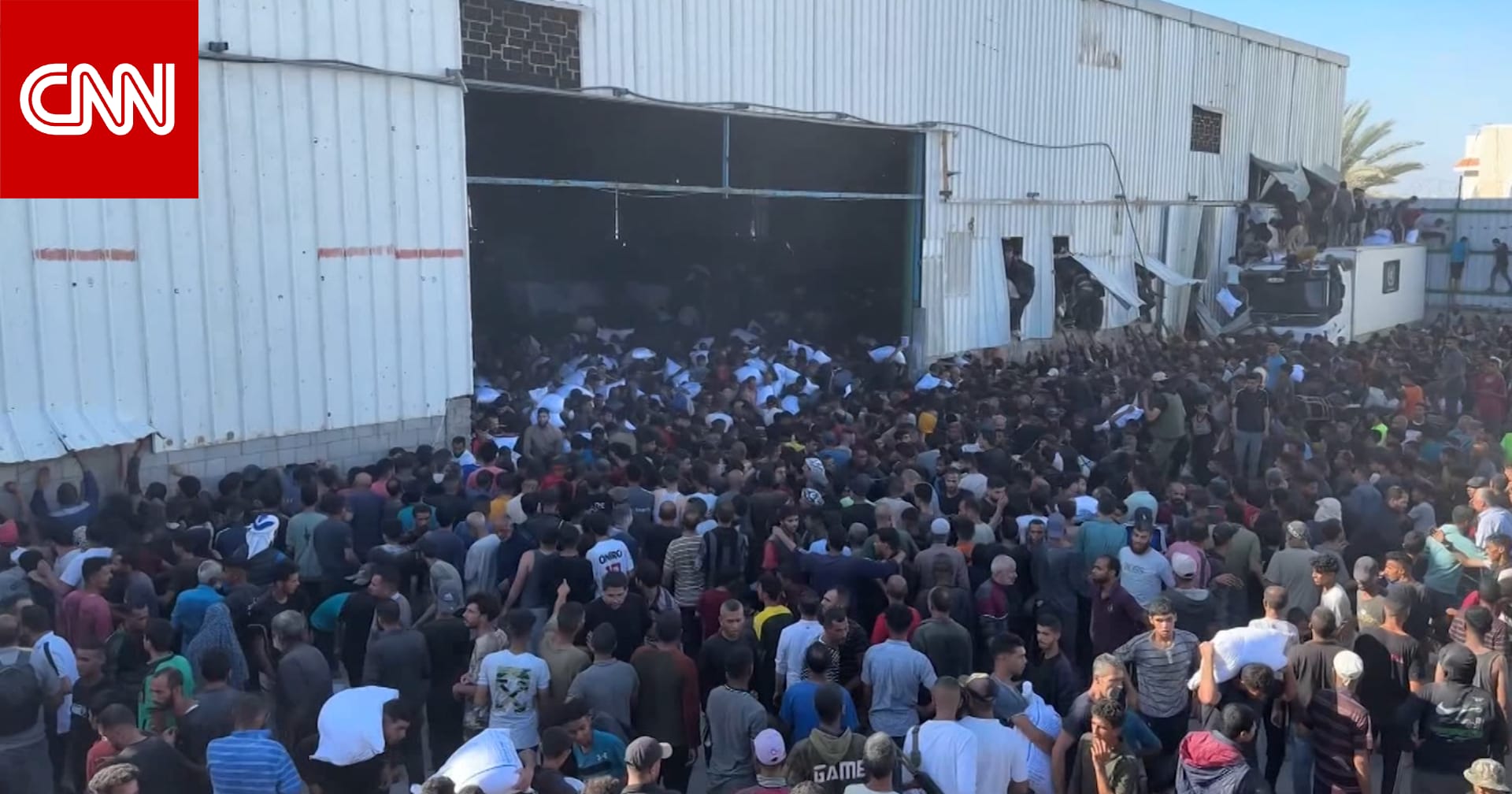 شاهد لحظة تدفق حشود من الفلسطينيين على مستودع مساعدات في غزة