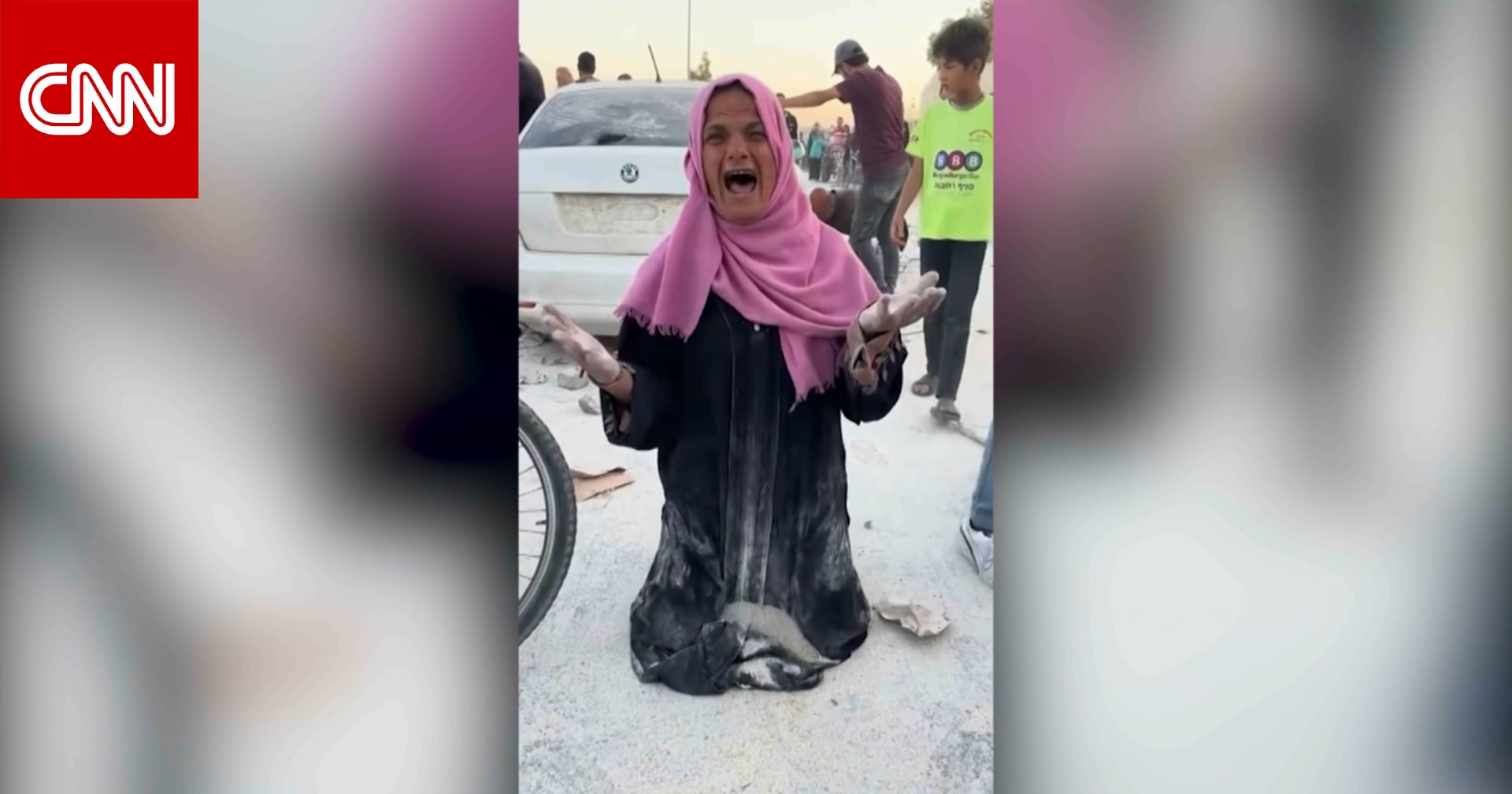 "جوعتونا يا كلاب".. أم فلسطينية تحاول يائسةً جمع بقايا طحين متناثر على الأرض